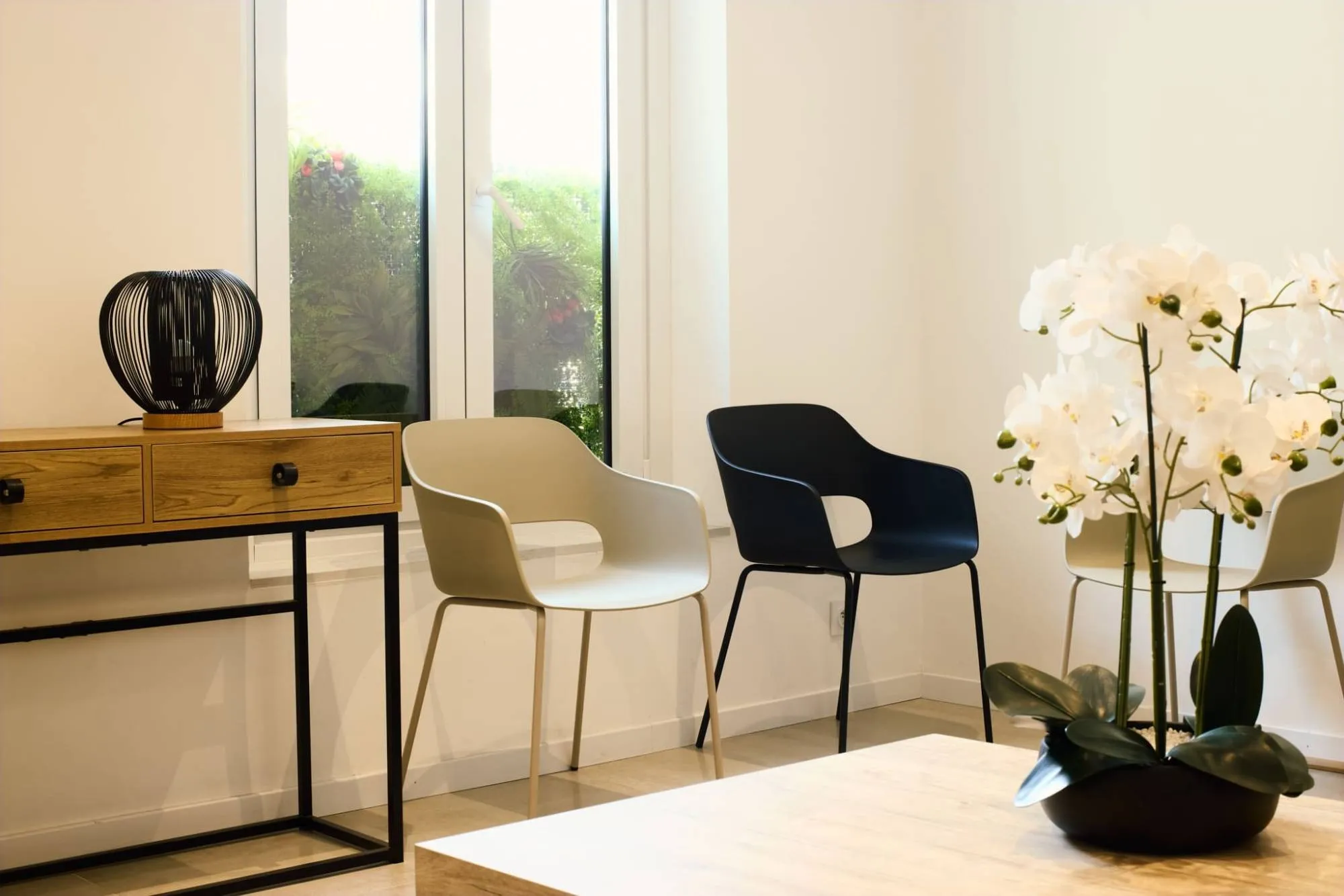 La salle d’attente, ses fauteuils et son orchidée